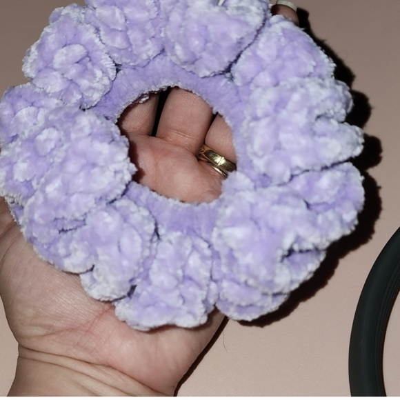 SOLD OUT-1 Juicy Couture Scrunchie - Picture 1 of 4